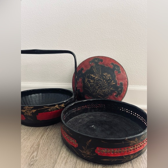 1960’s Traditional Hand Crafted Red, Black, Gold Lacquered Wicker Wedding Basket - Picture 4 of 4